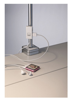 USB nabjaten stanica pripevnen na lampe